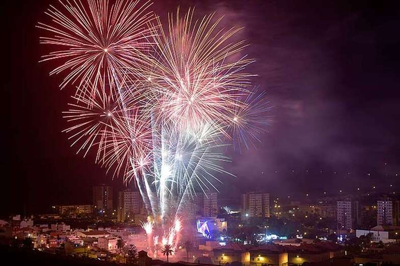 Fuegos artificiales de unas fiestas de Telde (Foto TA)